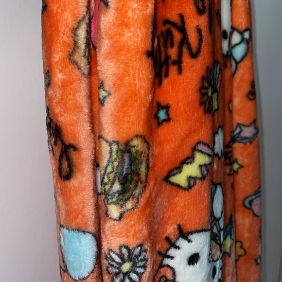 Hello Kitty Cloud Throw - Picture 3 of 5